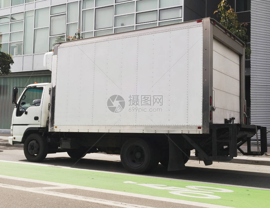 城市交通中的冷冻食品运送车有绿色标图片