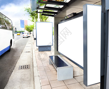 公交车站的空白广告牌背景图片