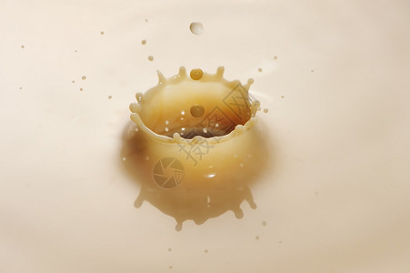 牛奶中的咖啡滴涟漪图片