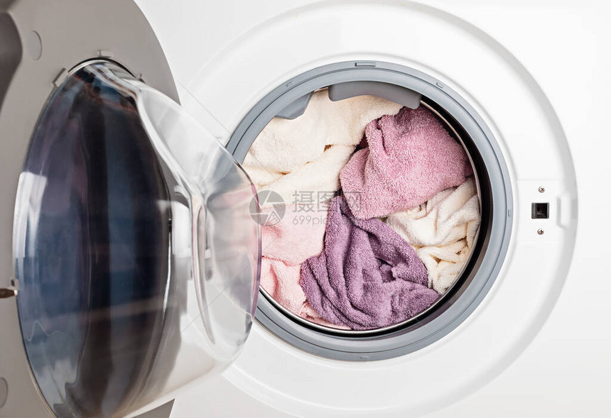装有衣物的洗衣机或烘干机洗涤图片