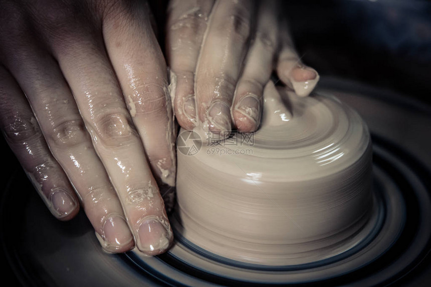 创建白色粘土特写陶瓷产品车间里的雕塑家制作陶罐特写瓦罐大师扭曲的陶工轮艺术创意文化传统手工图片