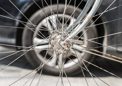 自行车与汽车轮子相互抵触自行车轮从与图片