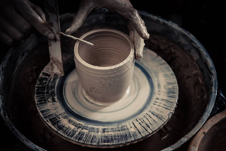 创建白色粘土特写陶瓷产品车间里的雕塑家制作陶罐特写瓦罐大师扭曲的陶工轮艺术背景图片