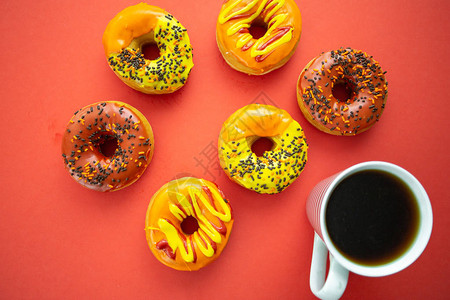和秋天彩色的美味多彩甜圈在厨房桌边吃早餐图片