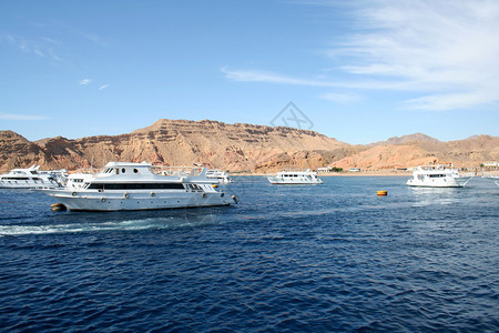 红海打击西奈半岛小山的游艇图片