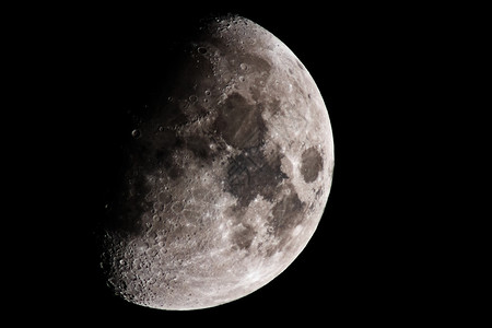 显示月球表面细节的月球特写镜头图片