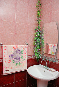 浴室里的水槽铺着粉色瓷砖图片