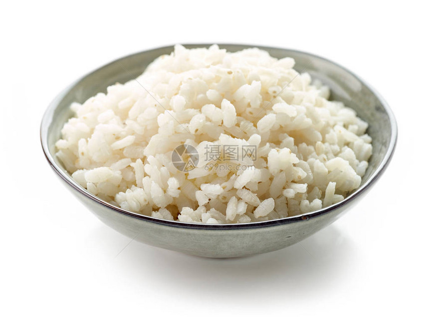 一碗煮熟的圆形米饭在白色背景下被隔离图片