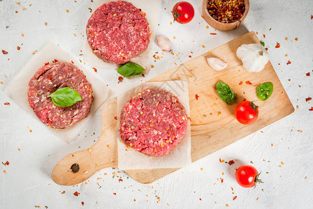 新鲜自制牛排汉堡配有香料西红柿和烤肉在白石图片