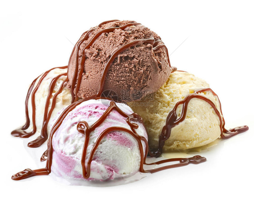 各种冰淇淋球装饰着巧克力酱孤立图片