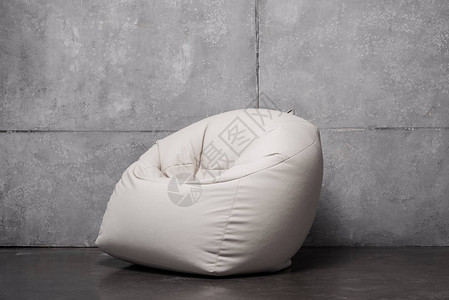灰色的白色软豆袋椅带复印空间背景图片