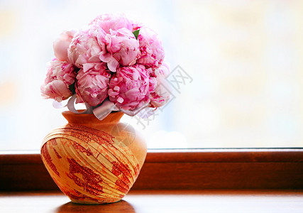花瓶里的牡丹花束图片