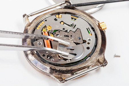 修理手表由关闭的tweezers取代石图片