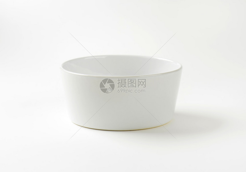 白色背景上的空白碗图片