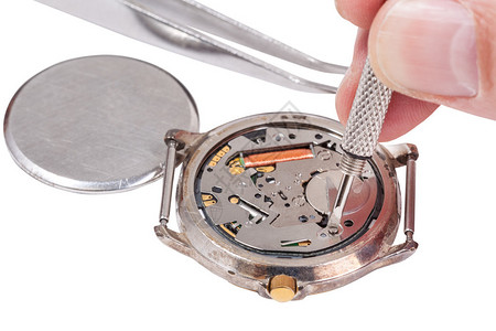 手表维修制表师更换白色背景上隔离的石英图片