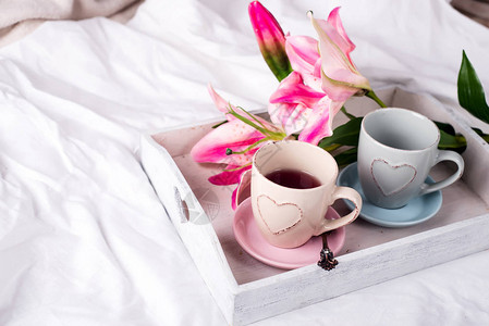 床上放着热茶和鲜花懒惰的清图片