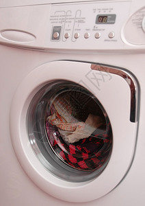 有衣服的工作洗衣机图片