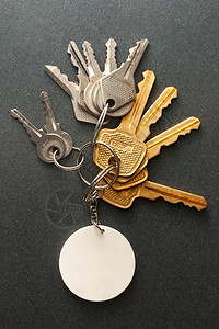 灰色背景上的钥匙圈和钥匙图片