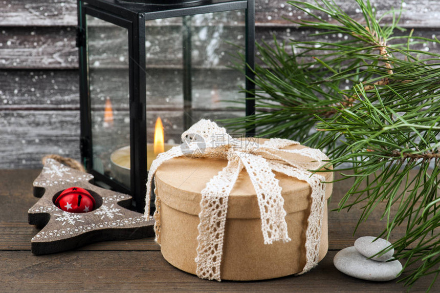 圣诞树礼品盒和斯堪的纳维亚风格的蜡烛图片