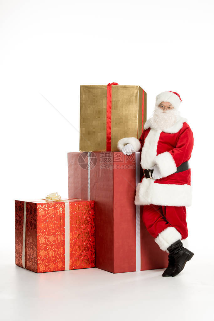 圣诞快乐的圣诞老人站着带着一堆圣诞礼物图片