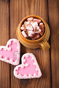 热巧克力老古董杯加棉花糖和心饼图片
