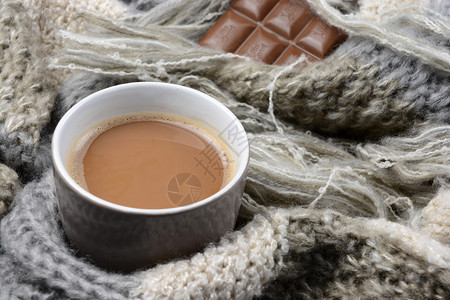 咖啡杯中的热巧克力加灰色象牙衣织围图片