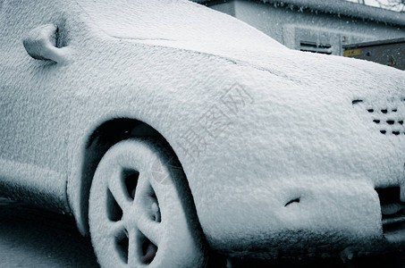 冬季城市街道被雪覆盖的汽车侧视图图片