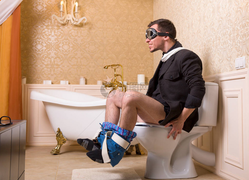 在厕所碗上坐着驾驶眼镜的男驾驶员图片