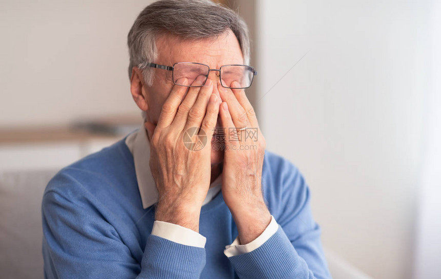 眼神问题无法识别的老年男子在家中试图摆脱痛苦而制图片