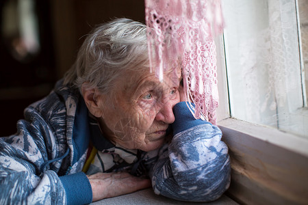 一个老太婆看着窗外悲图片