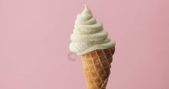 玉米粉红色背景上的冰淇淋图片