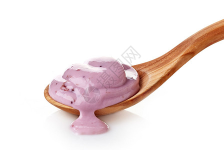 木勺里的粉色水果酸奶图片