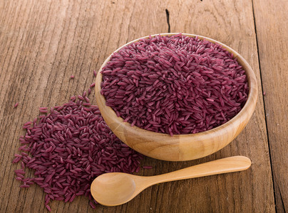 木碗里的紫米背景图片