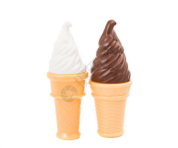 孤立在白色背景上的巧克力冰淇淋蛋筒图片