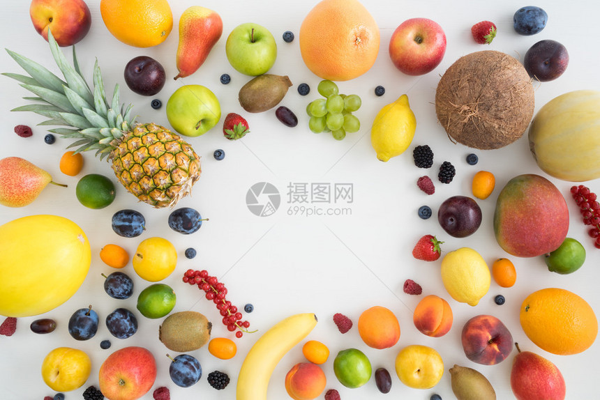 使用复制空间收集不同夏季水果的光头拍图片