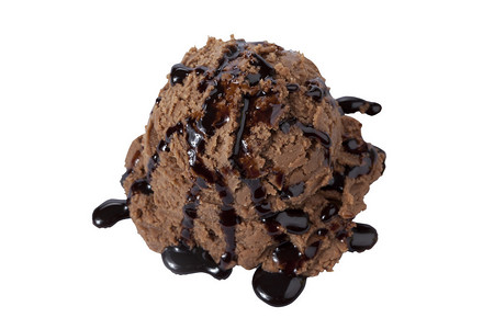 一勺巧克力冰淇淋和糖浆的近距离图片孤立在白图片