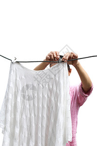 家庭女佣手把干净湿洗的衣服挂在白色图片