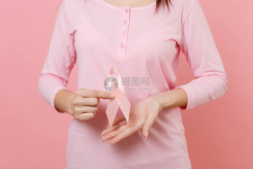 穿着玫瑰衣服的妇女手握着粉色丝绸带图片