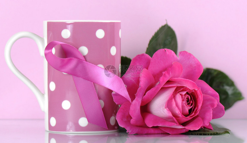 粉红丝带慈善机构为女乳腺癌筹款图片