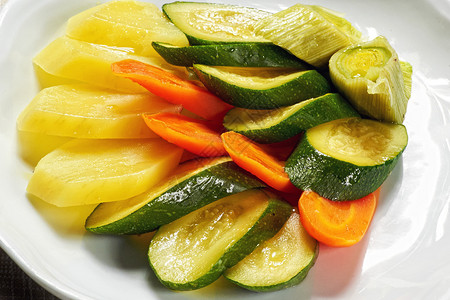 近距离的蔬菜沙拉在白色盘子上展图片