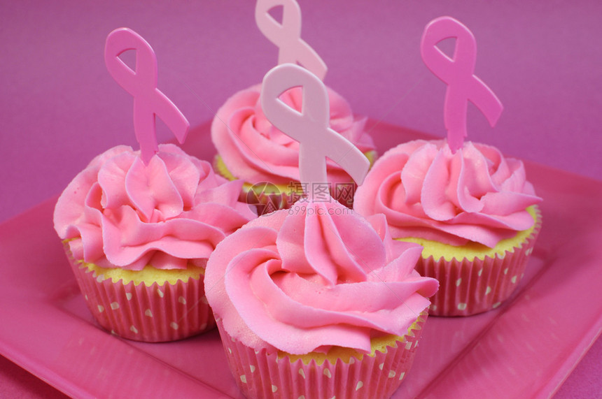 粉红纸杯蛋糕与粉红丝带符号为国际乳腺癌意识慈善月1图片