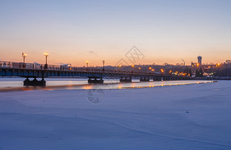 乌克兰顿涅茨克Donetsk的冬季寒雪之夜的高清图片