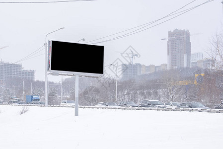 城市道路旁的大型黑色广告牌图片