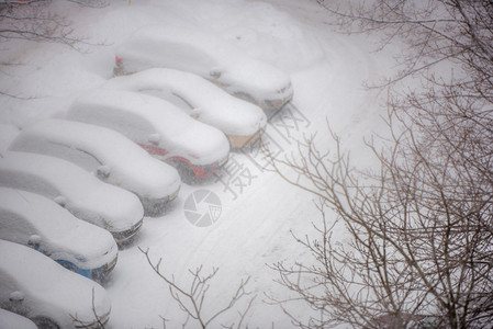 在下雪时在住宅区停车场的停放场上图片