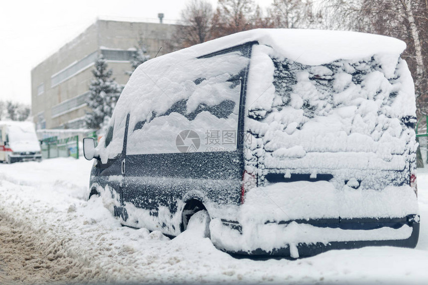 Van被困在一条街上雪降过后图片