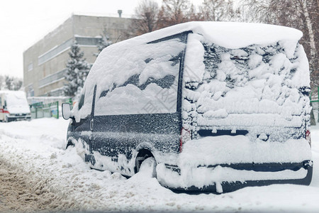 Van被困在一条街上雪降过后图片
