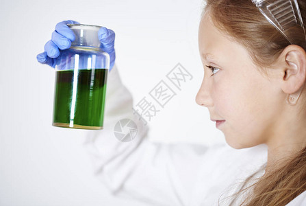 有魔法液体的小女孩科学家图片