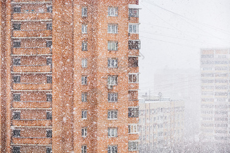 冬天的城市下大雪和公寓图片