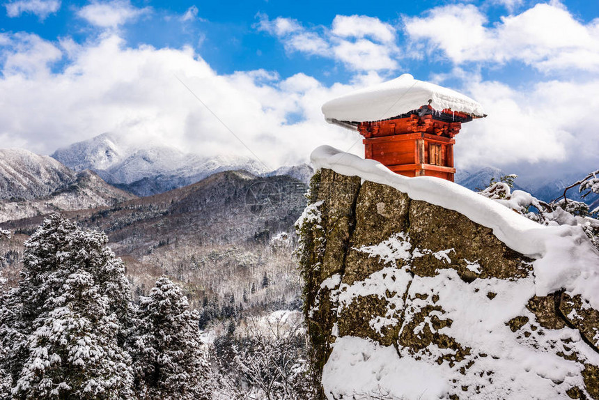 日本山田冬季在山寺的图片
