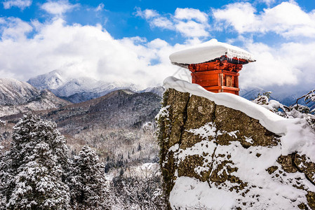 日本山田冬季在山寺的高清图片